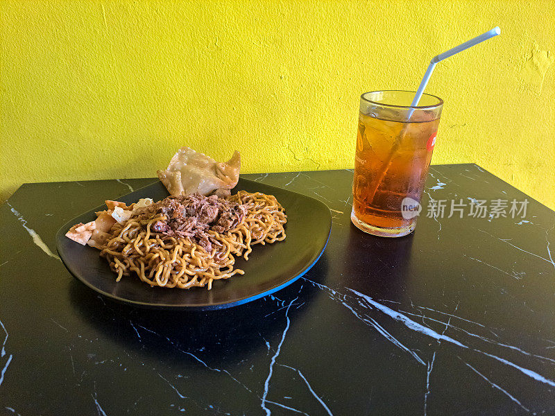 炒面或米羹配冰鲜茶。Mi Goreng Dan Es Teh Segar。食物和饮料菜单。